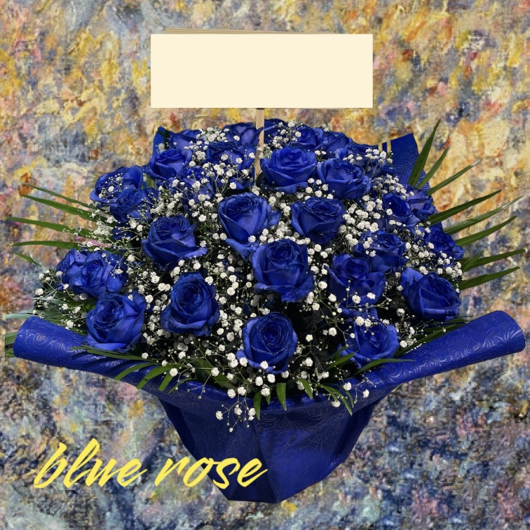 青いバラとカスミ草のアレンジメントです。