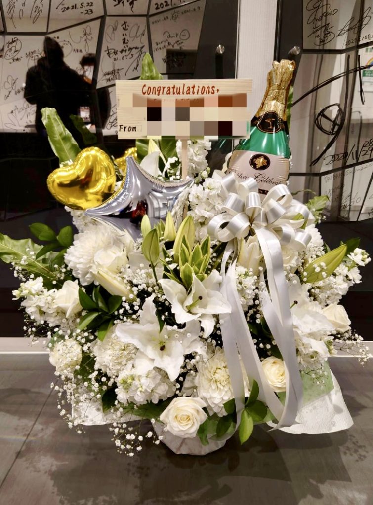 お花＆バルーンアレンジメント　白系のお花にシャンパンのバルーンと大きいリボンを付けて装飾しました。