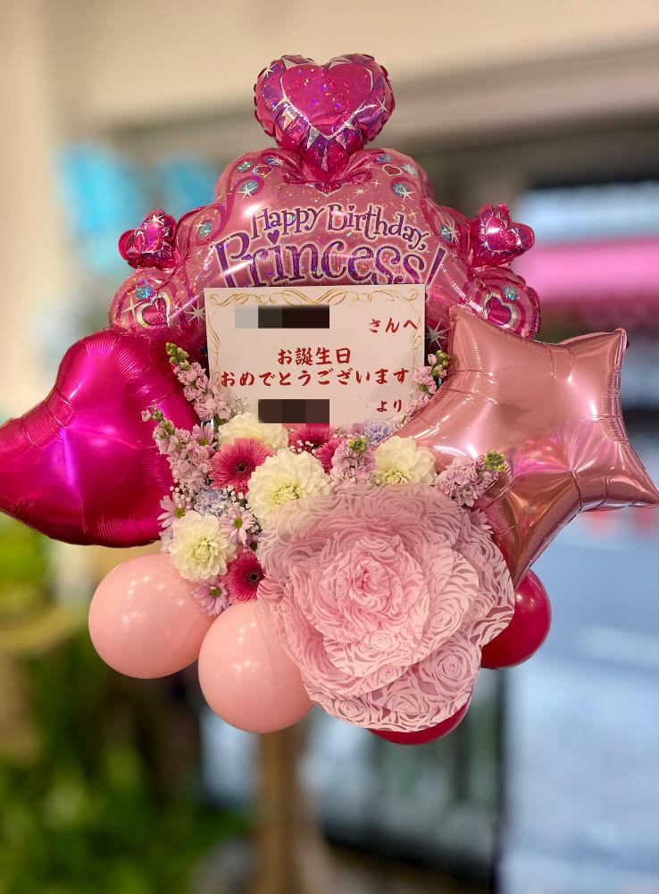 プリンセスバルーン＆ペーパーフラワースタンド花です。ピンク系で優しい感じになります。